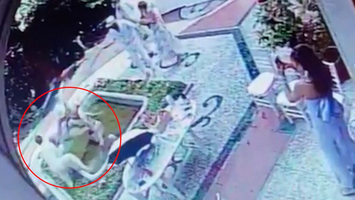 Kamera zachytila, jak turisté při dovádění ve fontáně v Lombardii strhli vzácnou sochu